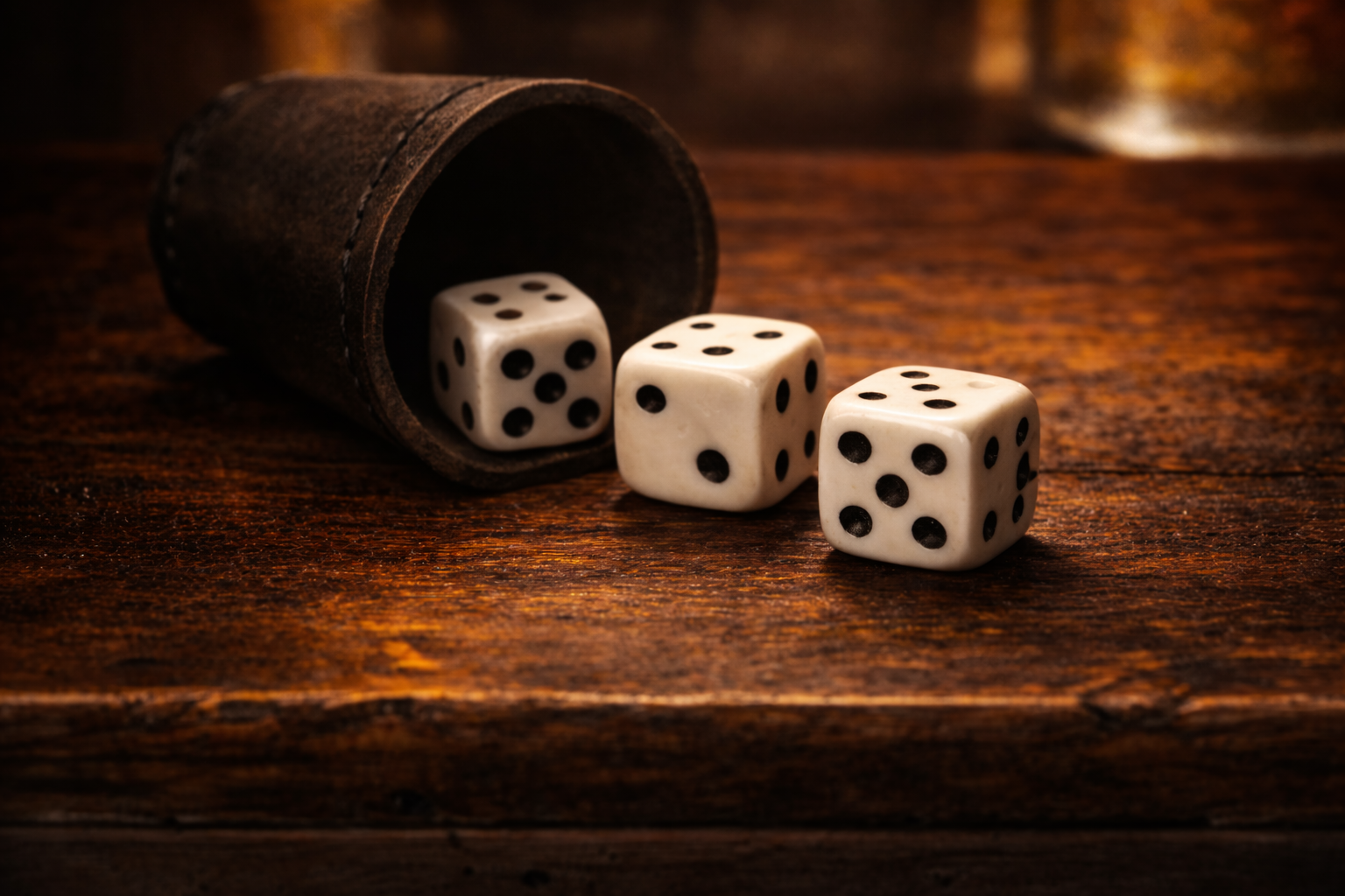 Würfelbecher und Würfel als Symbol für das Spiel